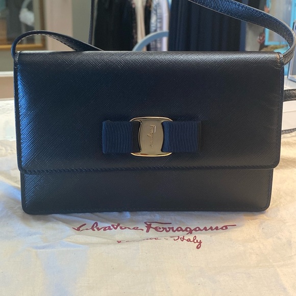 🆕SALVATORE FERRAGAMO Vara Bow Mini Saffiano Leather Belt/Crossbody Bag In Black - Picture 1 of 17
